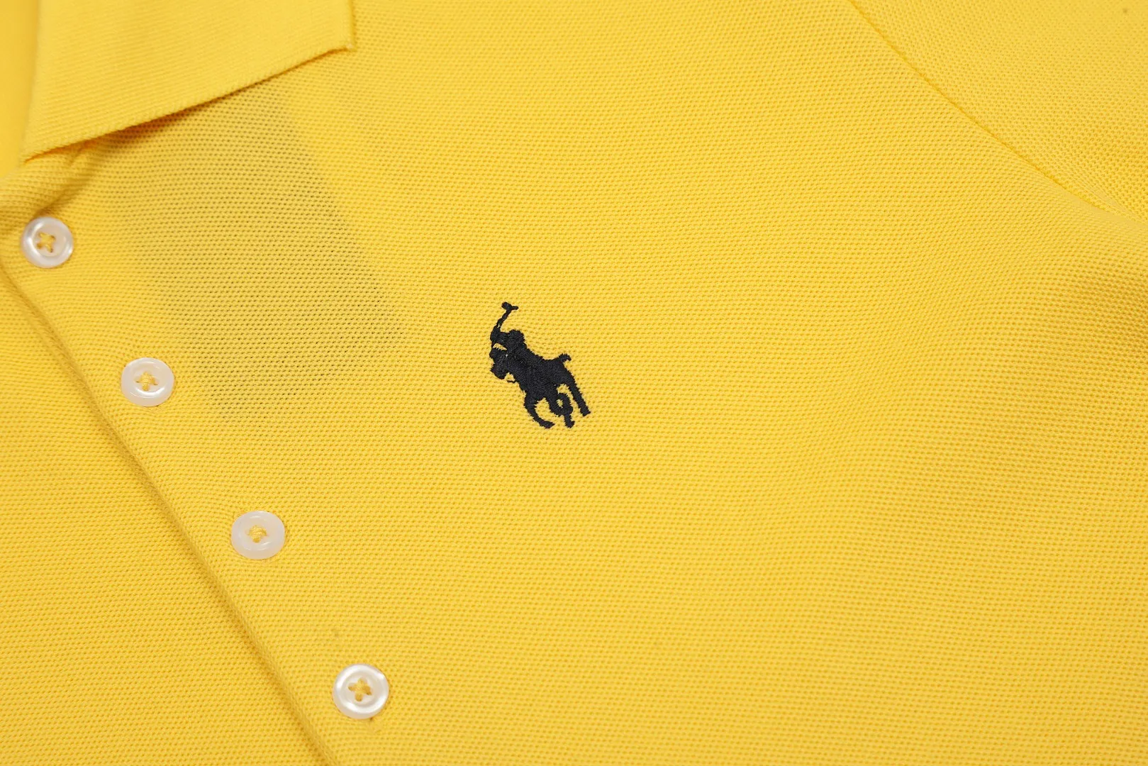 🅿️152 Top quality" Style number: DS004# (not off the shelves all year round) [Ralph Lauren classic pony embroidered lapel women's slim fit POLO short sleeves] ✅Ralph Lauren Ralph Lauren classic basic women's all-match slim fit POLO short sleeves ✅Main supplier platform live broadcast Wholesale entities Replenish when out of stock Not off the shelves ✅ZP quality 1:1 version Scan the code to enter the GF website Z cabinet quality ✅Details and quality are the only one in Guangzhou. Imported pique fabrics focus on high-end and cost-effective. Needless to say good quality. ✅The version is restored to the original order. The maximum size can be worn up to 130 pounds. Loose, comfortable and stress-free.